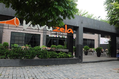 Hà Nội: Nhà hàng mọc lên như nấm trên công trình cống thoát nước